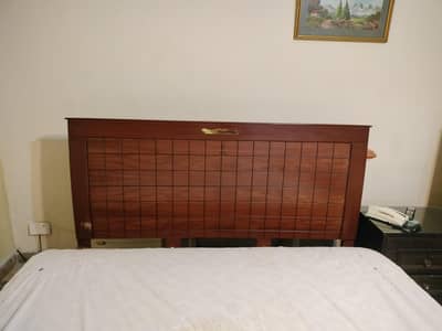 bed mattress 1 side table