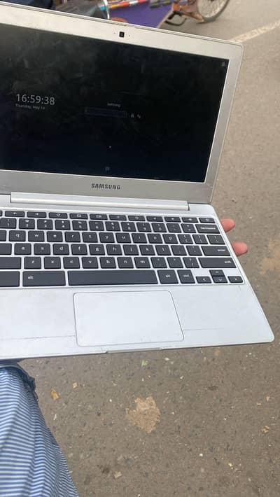 Sumsang crombook with good quailty 10/10 tuch screen w