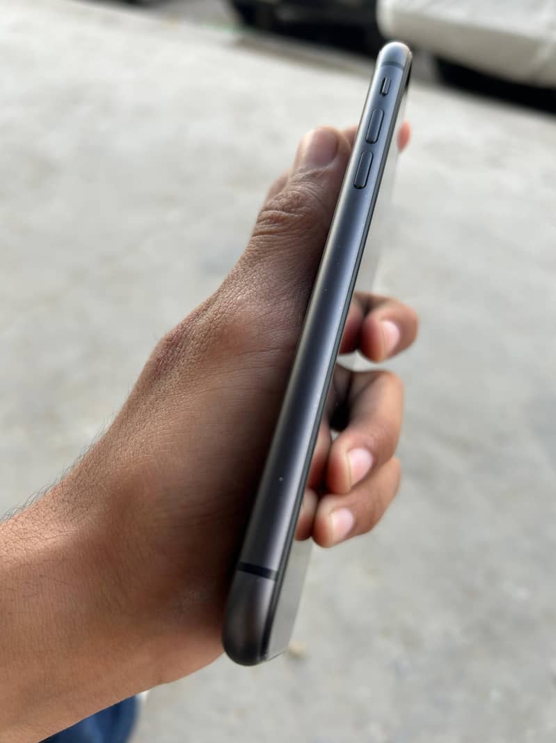 iPhone 11 4