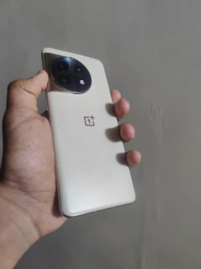 One plus 11 white beauty 512 GB  unlimited memory