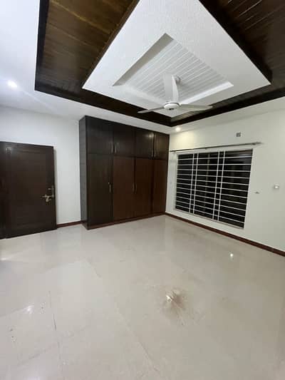 7 marla ground portion Available For rent neat and clean bajlii panii gass Available sat he park face ha