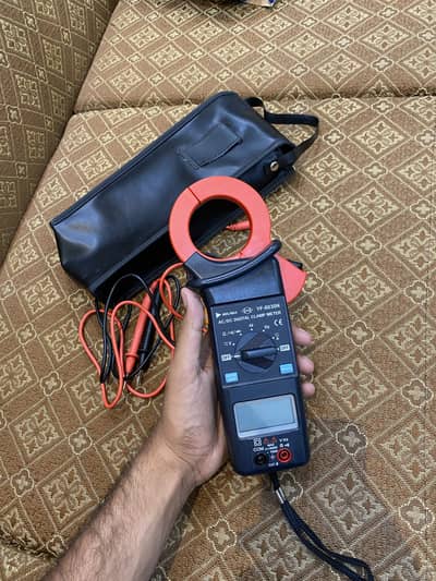 AC/DC DIGITAL CLAMP METER