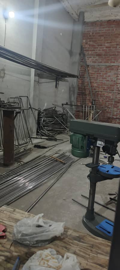 factory me kam k lye lrke chye