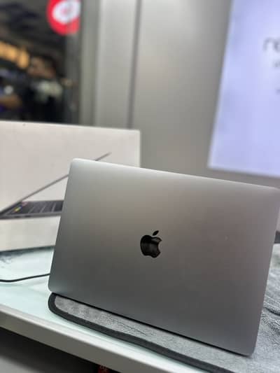 Mac book pro 2020 16/512  with box