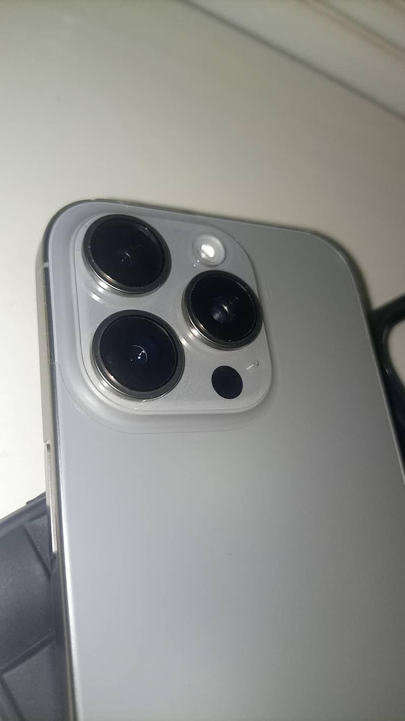 Apple iPhone 16 Pro 1
