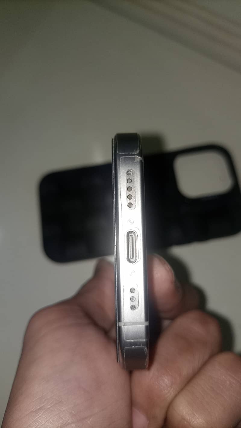Apple iPhone 16 Pro 2
