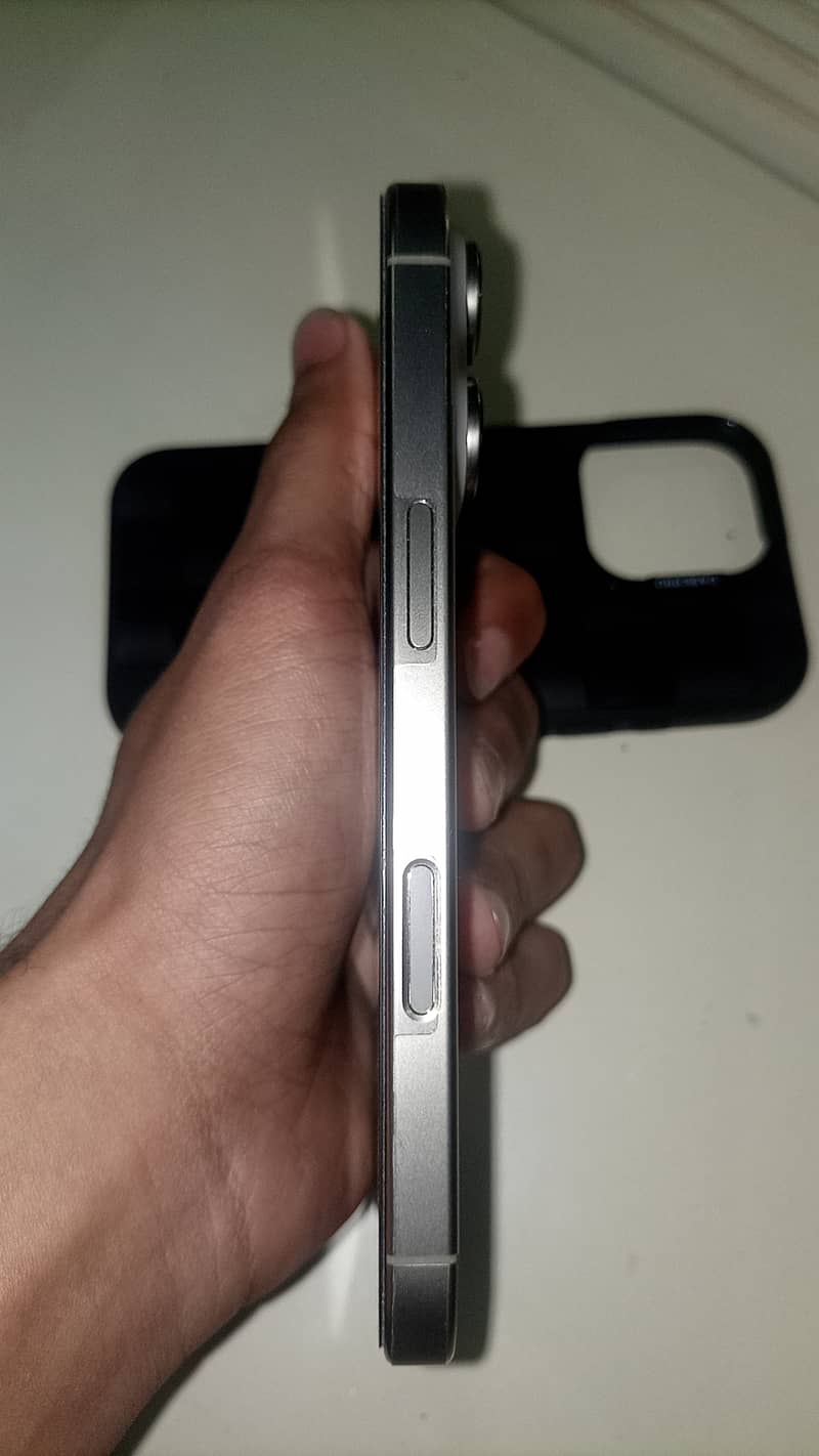 Apple iPhone 16 Pro 3