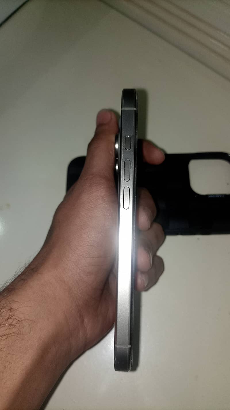 Apple iPhone 16 Pro 4