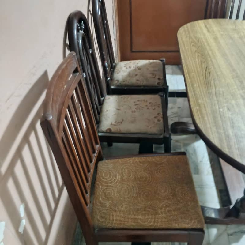 Dining table with five chairs 3