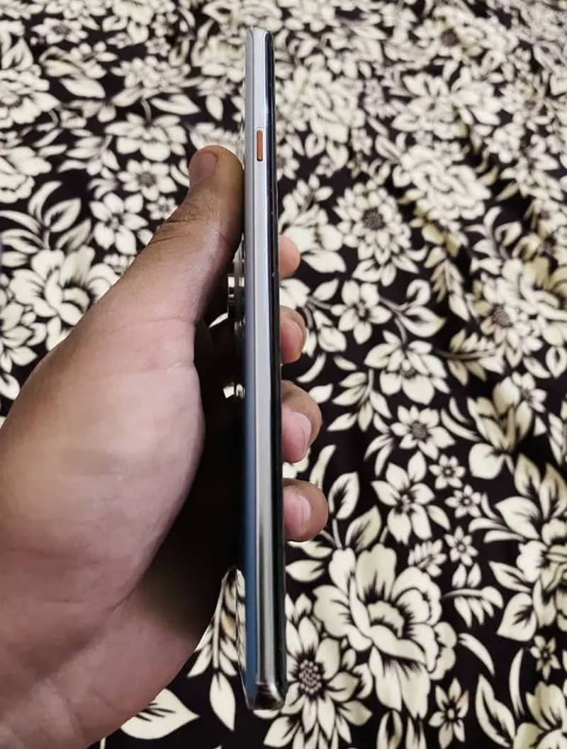 Tecno Camon 40 Pro 0