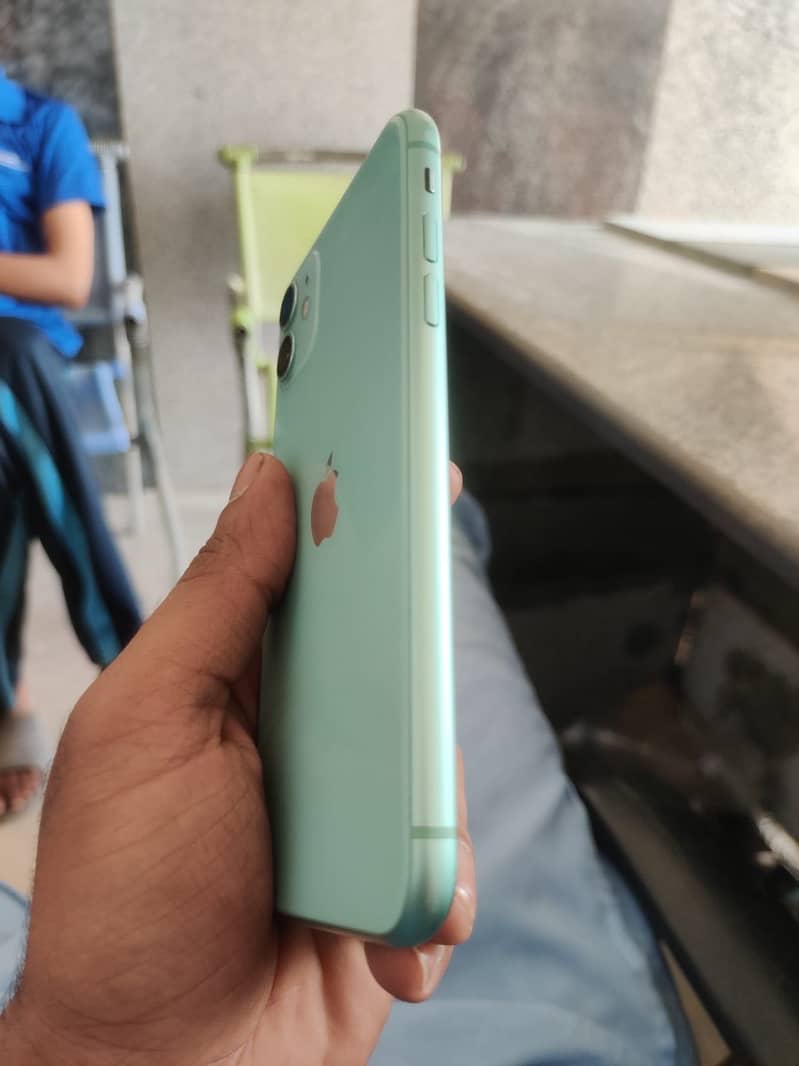 iPhone 11 3