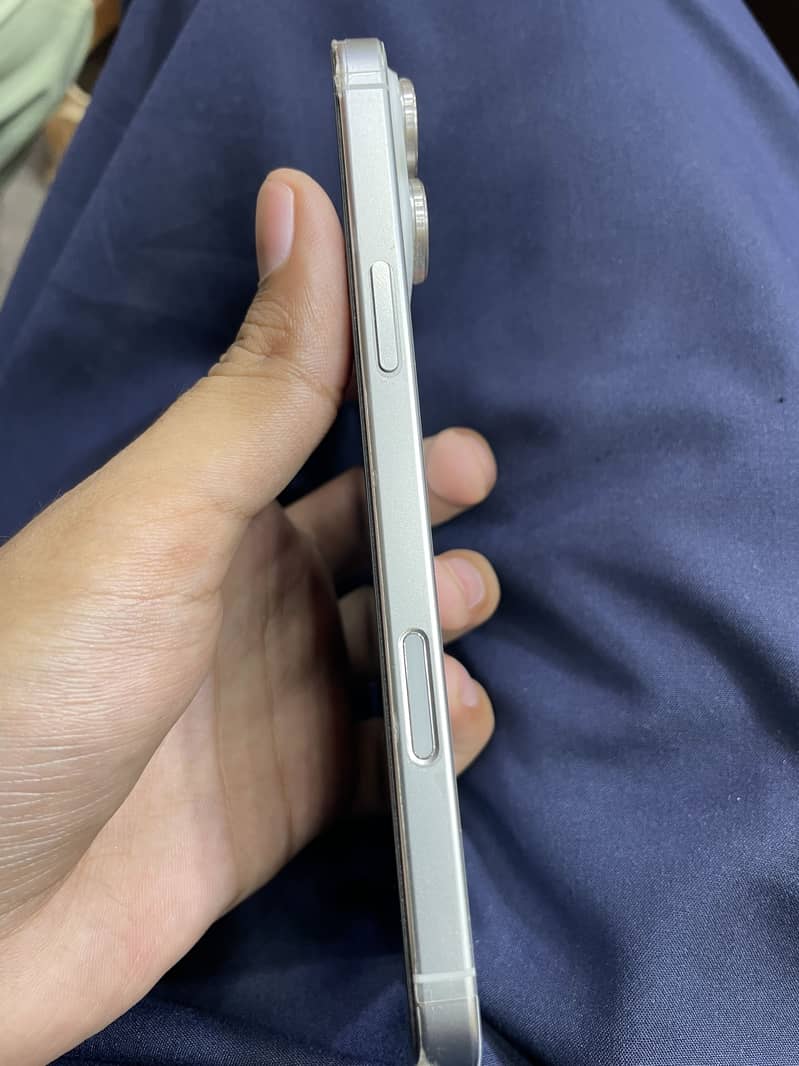 Iphone 16 pro max 4