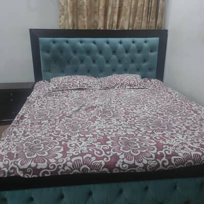 1 king size bed 2 side tables 1 dressing table