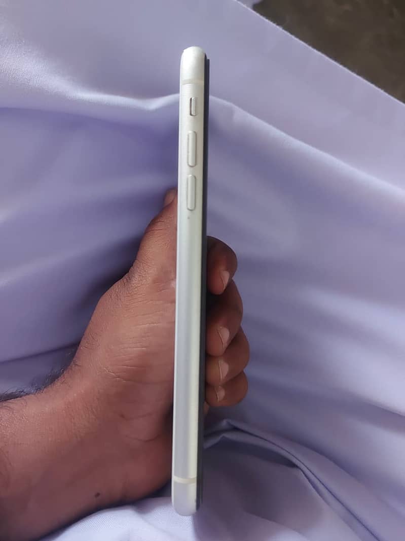 Apple iPhone 11 4