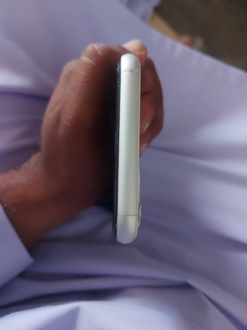 Apple iPhone 11 7