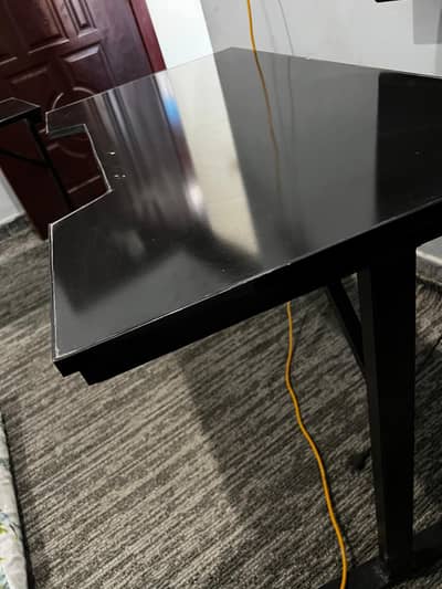 set of 2 table.