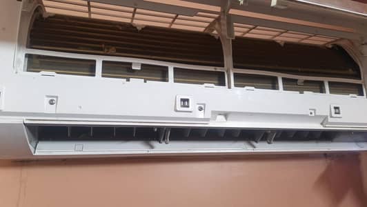new condition hai 10 by 10 Warrenty 2 month hai on ac hai