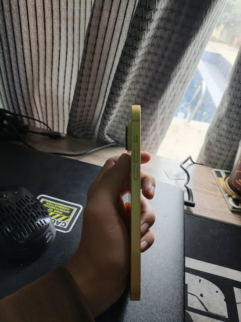 iPhone 14 Plus Yellow Scratchless Condition 7