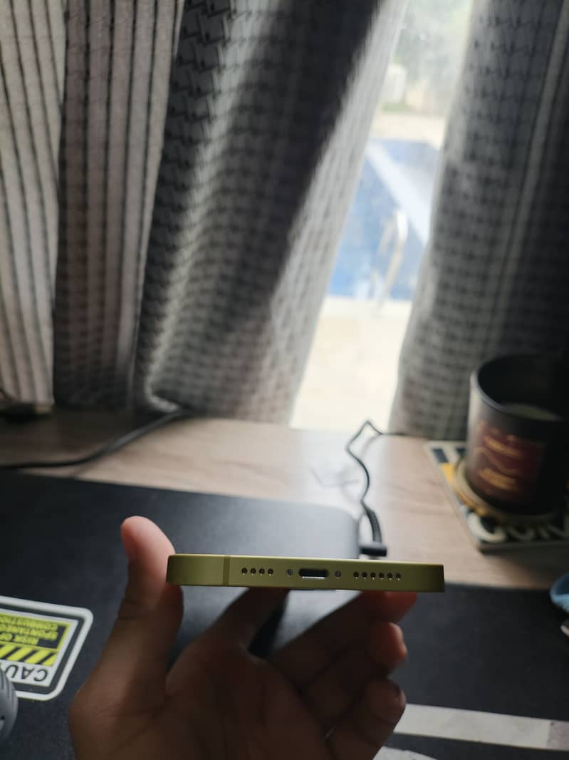 iPhone 14 Plus Yellow Scratchless Condition 8