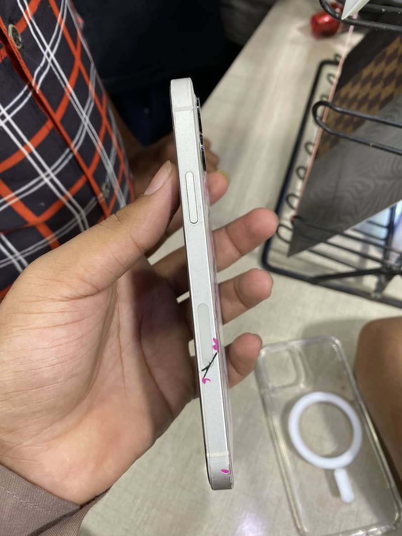 Iphone 12 white 1