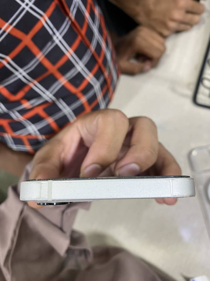 Iphone 12 white 4