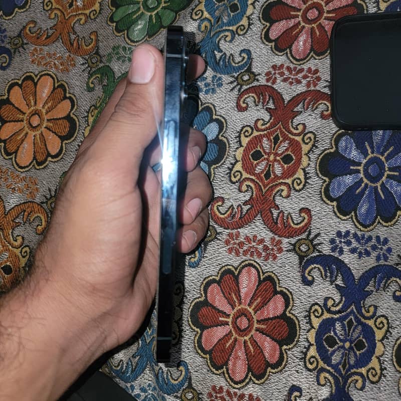 12 pro max whats app no. 03198733684 1