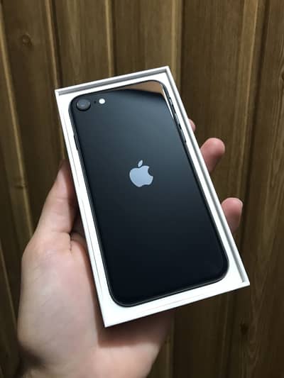 Iphone SE 3rd Gen…Just Box Open. Few days Used, 10/10 waterpack
