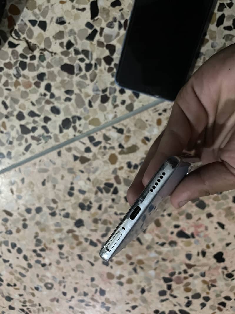 TECNO CAMON 40 pro 4