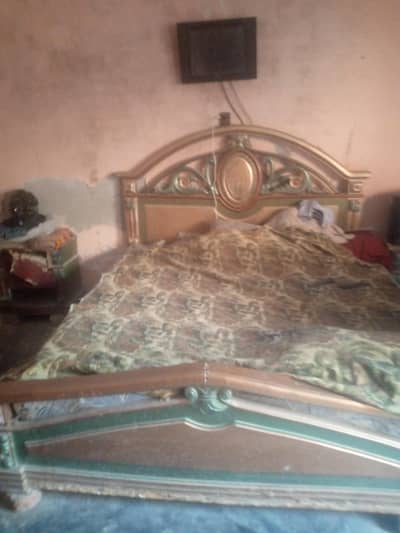 good condition dressing and bad with new matress