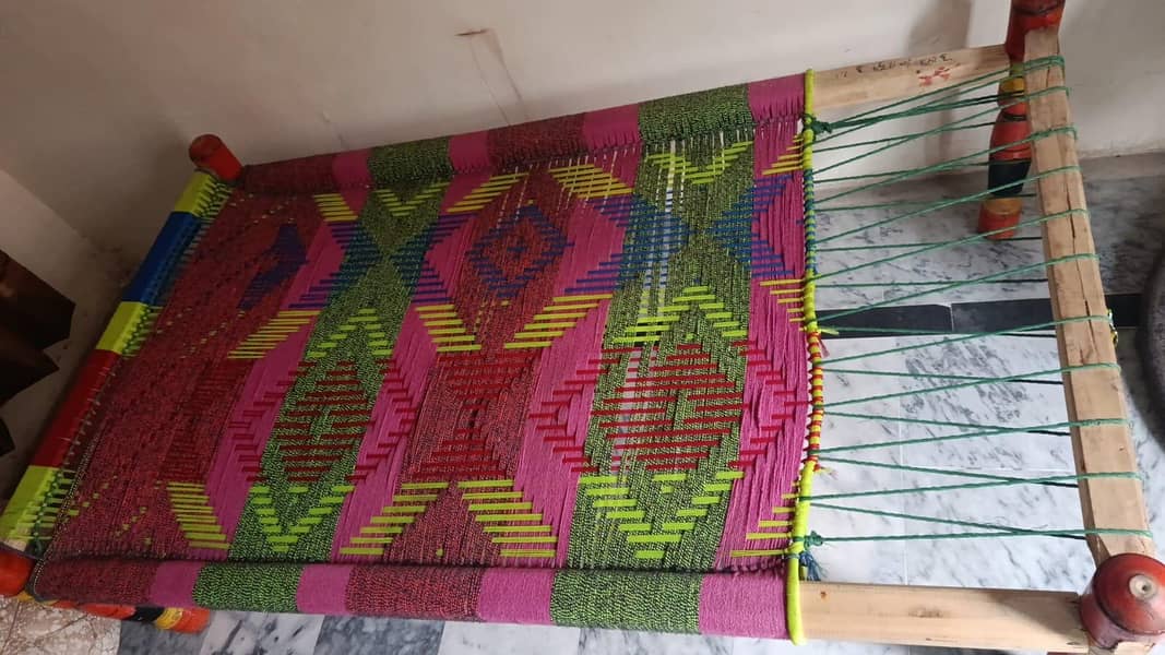 مضبوط لکڑی کی چارپائی 0
