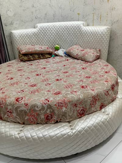 round bed