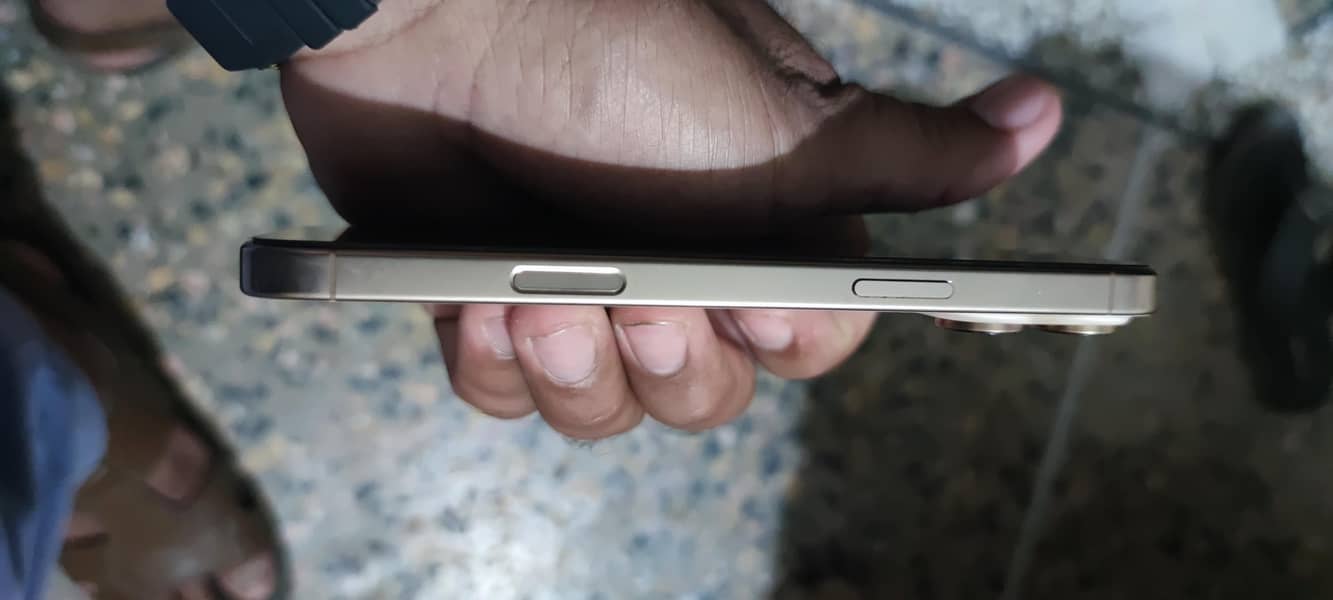 iPhone 16 pro max 3