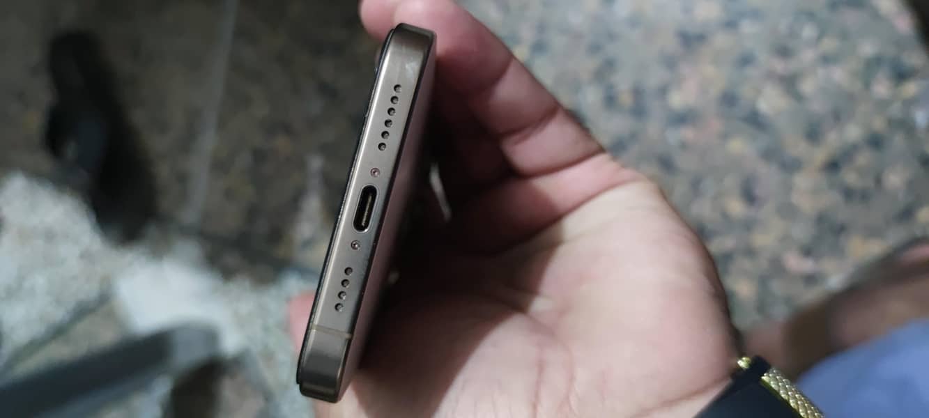 iPhone 16 pro max 4