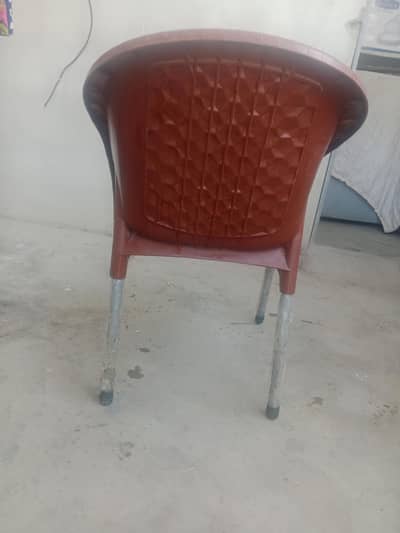 new hai abi tak uz nai hui 3 kursi or 1 tebel hai