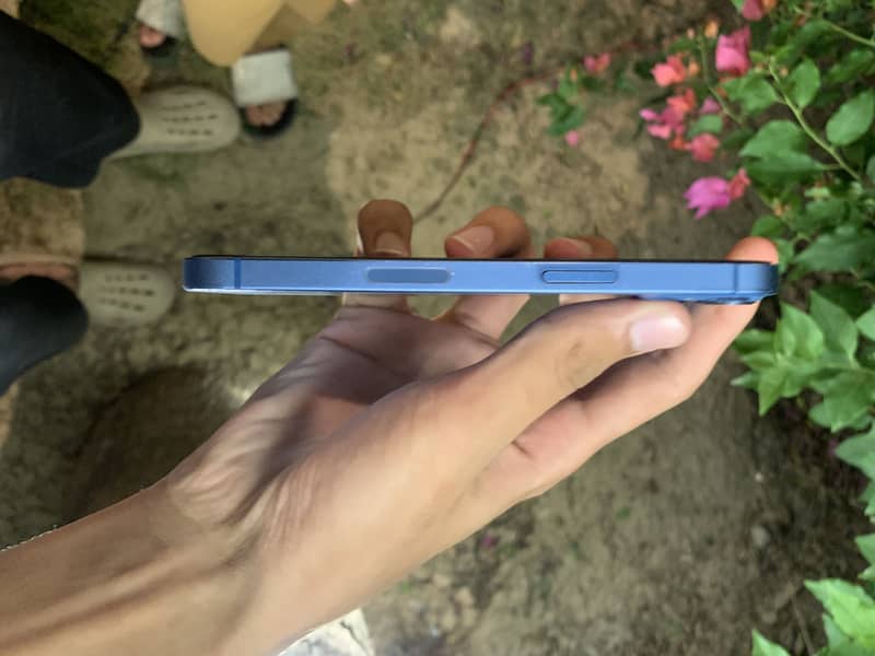 iPhone 13 4