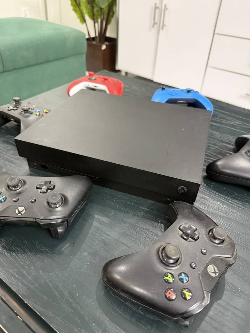 Xbox One X 3