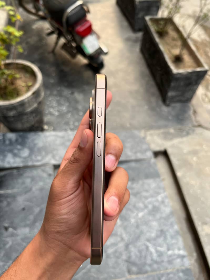 Iphone 16 pro 6