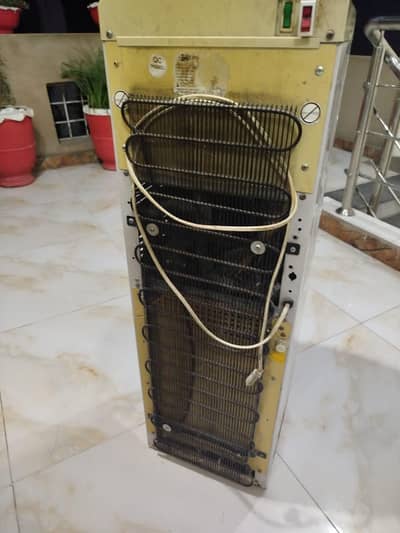 hot and cold water dispenser in excellent working condition