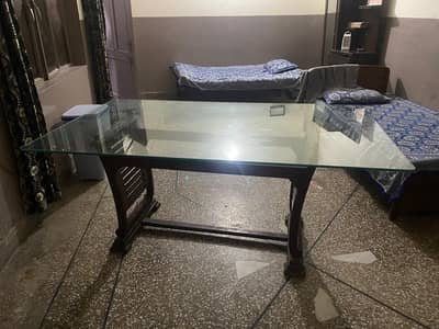 beautiful, attractive dinning table. urgent sale on cheap rate.
