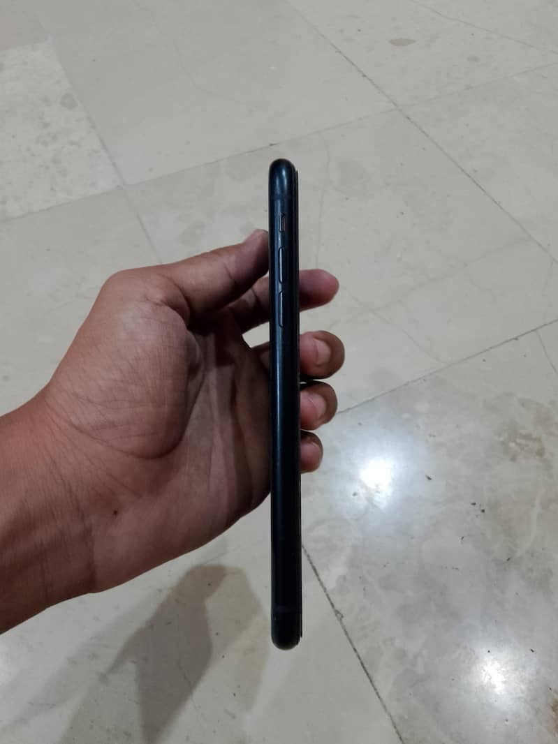 iPhone XR 7