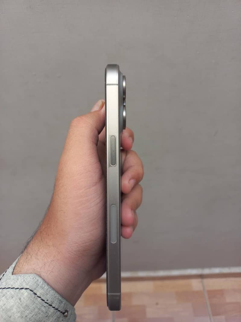 iPhone 15 Pro Max 5