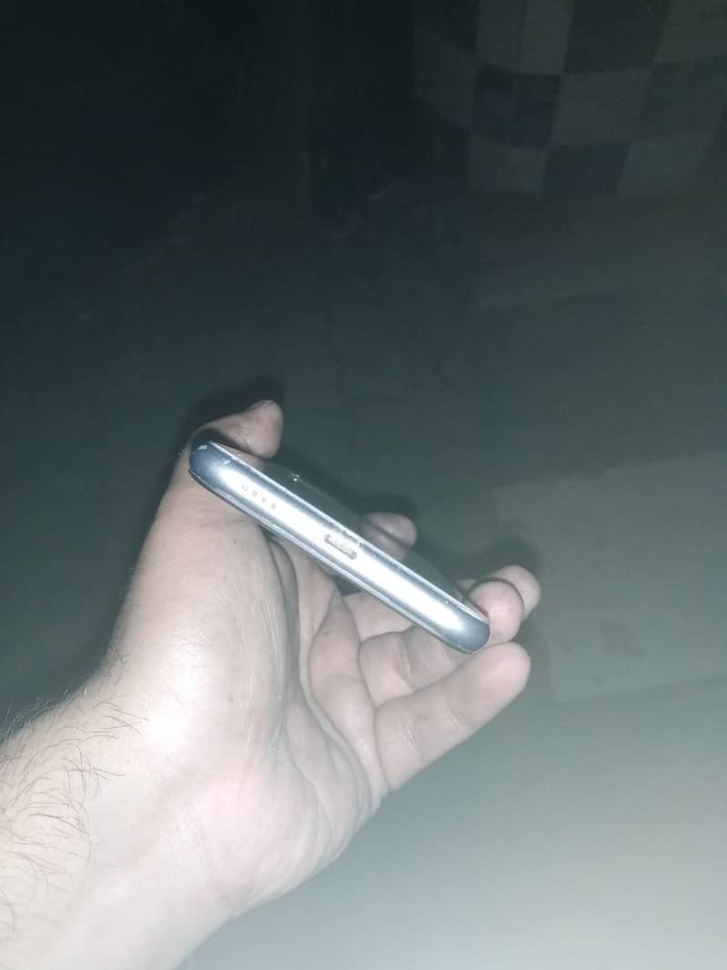 iPhone. 128 fu 1