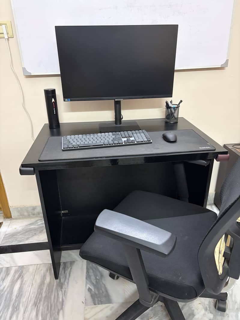 Black computer table 2ft x 3ft 0