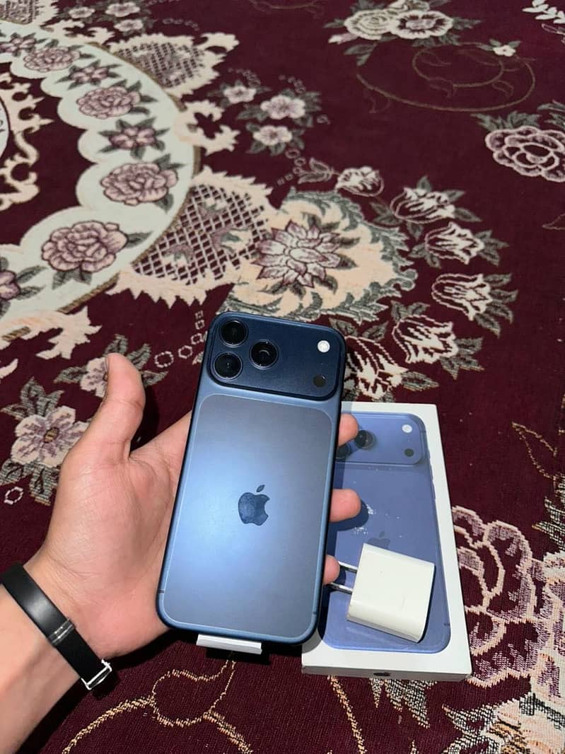iPhone 17 pro max ( complete box ) 4