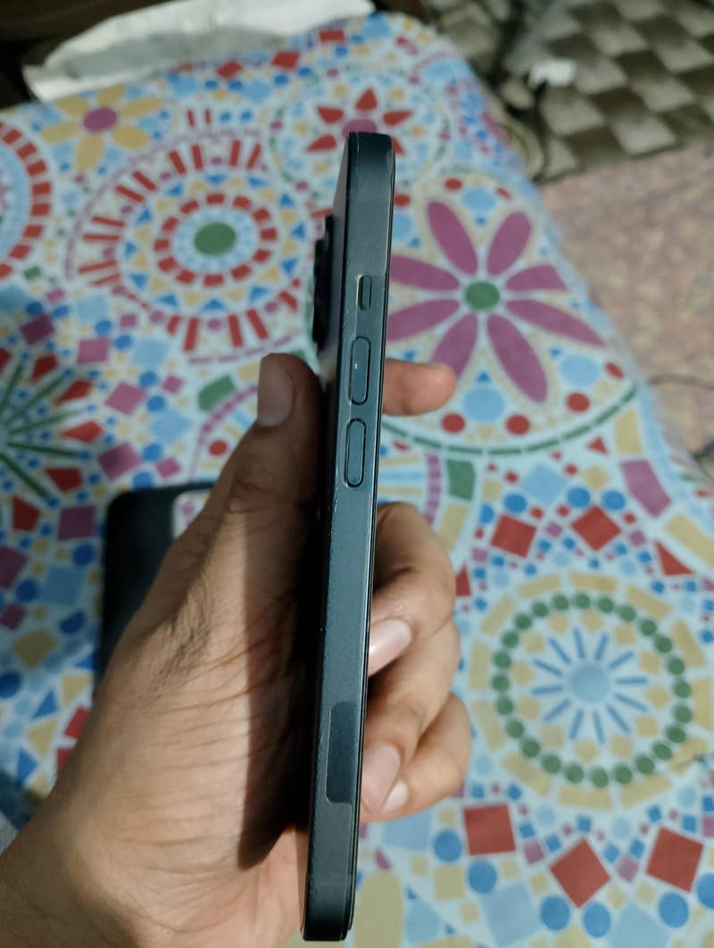 iphone 14 mint condition with box 3