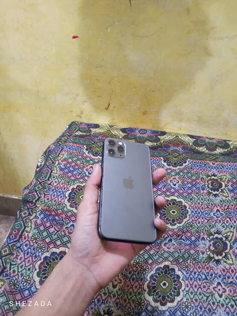 iphone 11 pro 10/10 condition 3