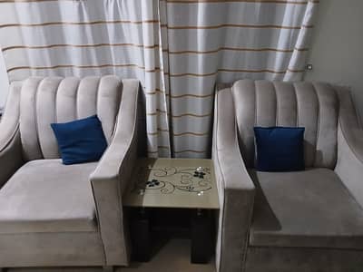 5 seater good condition and clean sofa set with tables.