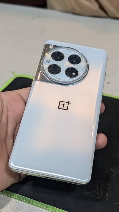 OnePlus 12    16/512 GB