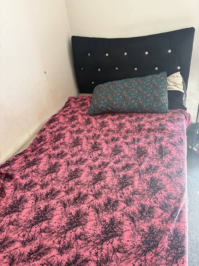 Black single bed 0