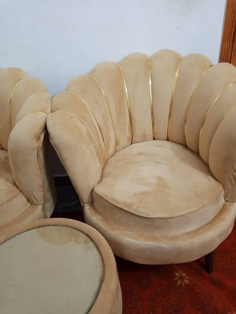 2 sofa 1 table 0